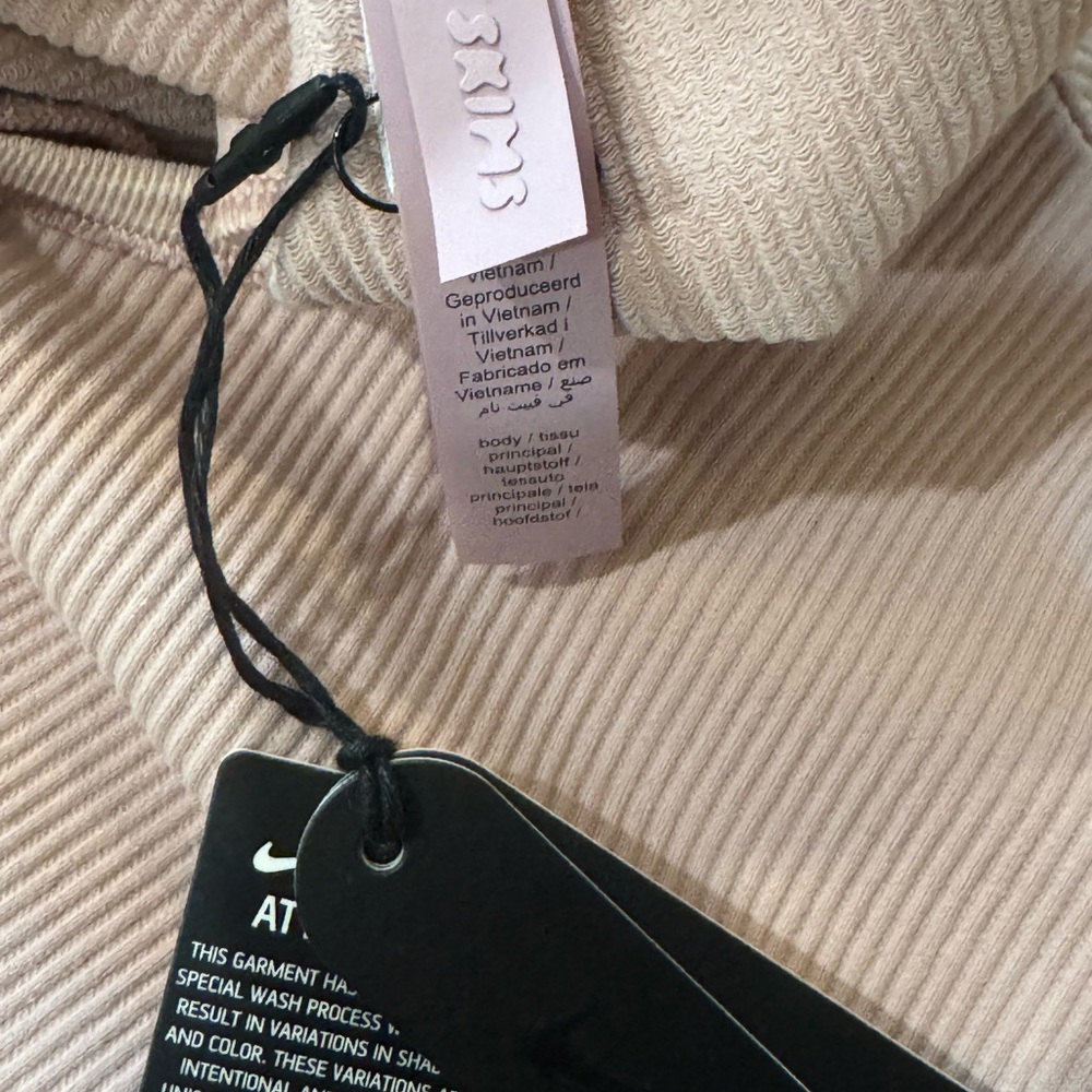 SKIMS Nike Ribbed Seamless Top, size Medium. NWT. - Picture 3 of 4